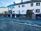 Frontansicht - !!Vermietetes!! Charmantes Reihenmittelhaus in Nürnberg - Großzügig und gut angebunden mit Garage.