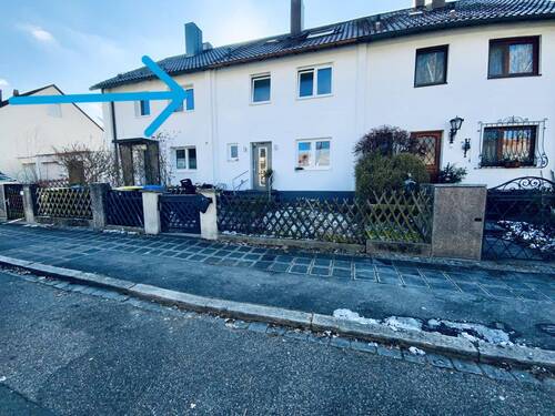 Frontansicht - !!Vermietetes!! Charmantes Reihenmittelhaus in Nürnberg - Großzügig und gut angebunden mit Garage.