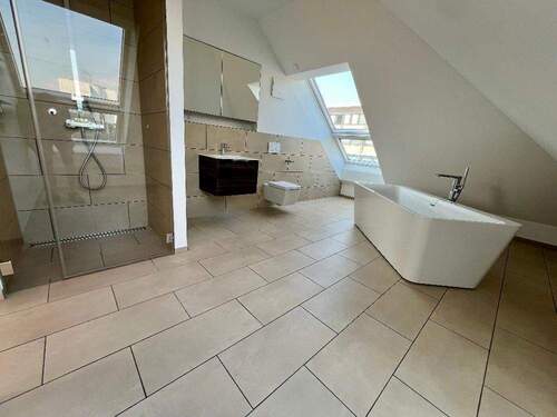 Bad Master Bedroom - 