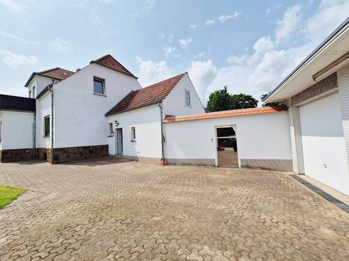 Hof mit Doppelgarage - 8 Zimmer Mehrfamilienhaus, Wohnhaus in Lübbecke
