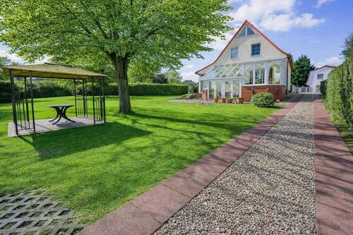 Blick vom Garten (KI bearbeitet) - 3 Zimmer Einfamilienhaus zum Kaufen in Berlin