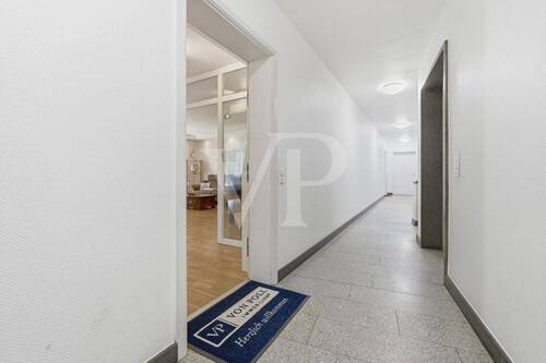 Wohnungseingang mit Aufzug - 