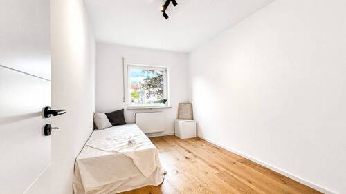 Kinderzimmer / Home Office - 