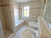 Bad/WC mit Wanne und Dusche - 
