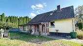 Hausansicht mit Garten - PROVISIONSFREI: Einfamilienhaus mit Doppelgarage auf dem Dorf! (SY-6393)