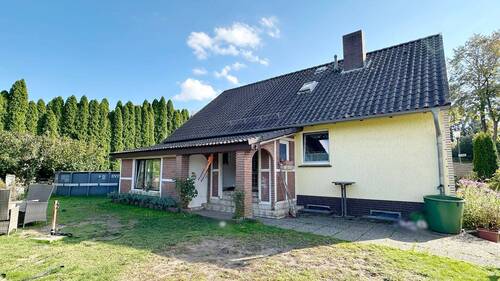Hausansicht mit Garten - PROVISIONSFREI: Einfamilienhaus mit Doppelgarage auf dem Dorf! (SY-6393)