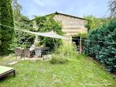 Geschützter Garten zwischen Haus und Halle - 