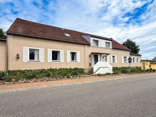 Straßenansicht - Stilvolles Herrenhaus mit historischem Flair und großzügigem Raumkonzept