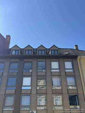 Hausansicht - 2 Zimmer Mehrfamilienhaus, Wohnhaus zum Kaufen in Karlsruhe