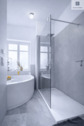 Bad mit Dusche und Eckwanne - 