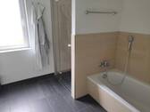 Bad mit Dusche und Wanne - 