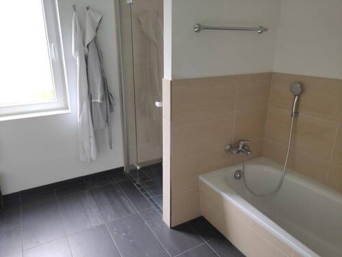 Bad mit Dusche und Wanne - 