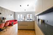 Küche mit Blick zum Wohnbereich - Design trifft Komfort: Hochwertig Wohnen in Berlin-Mitte