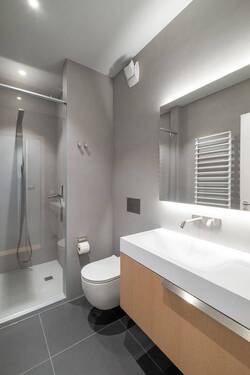 Bad mit Dusche - 
