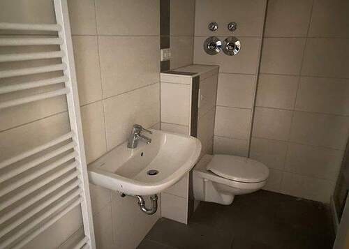 Bad mit Dusche - 