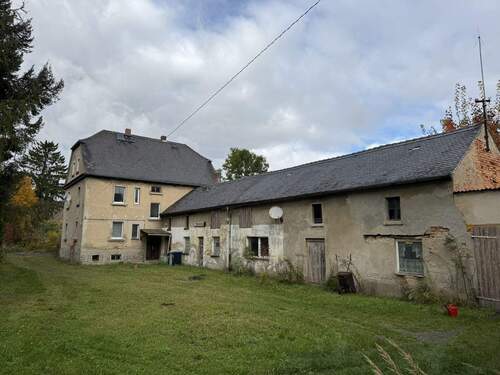 Wohnhaus mit Scheune - 