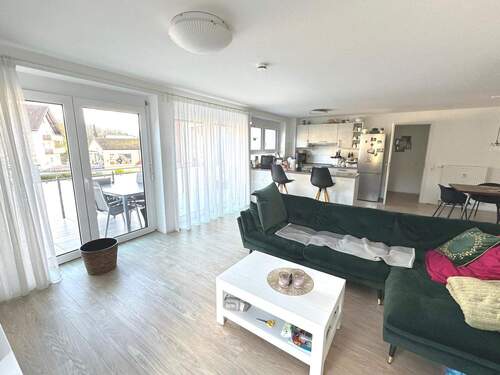 Wohnzimmer Ansicht 1 - Moderne 3-Zimmer-Wohnung beim Lammplatz in zentraler Lage in Bad Krozingen! - für max. 3 Personen -