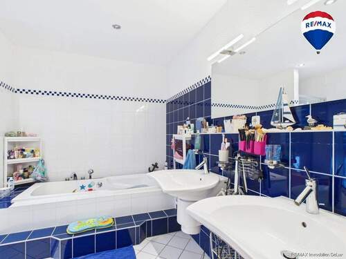 RE/MAX Immobilien DeLux Einfamilienhaus Mettlach-Weiten Badezimmer OG - 