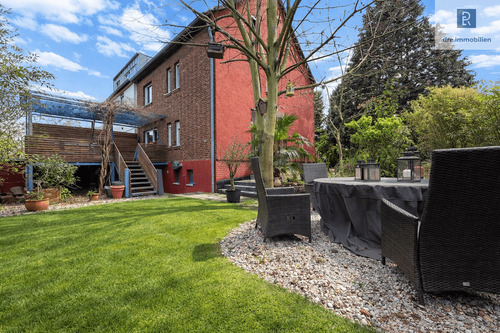 Blick von Freisitz auf Haus und Terrasse - Hürth Der ideale Spot für Ihre Familie Großes Haus mit Garten, Terrasse und zwei Garagen