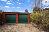 Vorplatz mit Stellfläche und zwei Garagen - 