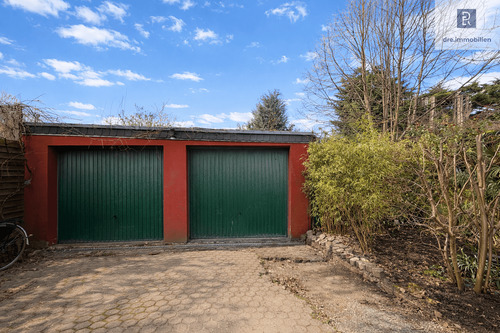 Vorplatz mit Stellfläche und zwei Garagen - 