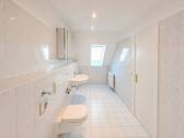 Tageslichtbad mit Wanne - 