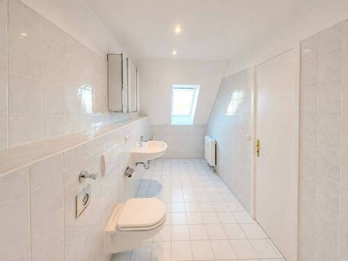 Tageslichtbad mit Wanne - 