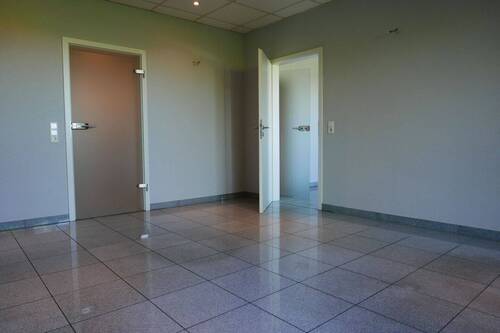 Büro m. hochwertigem Bodenbelag.JPG - 