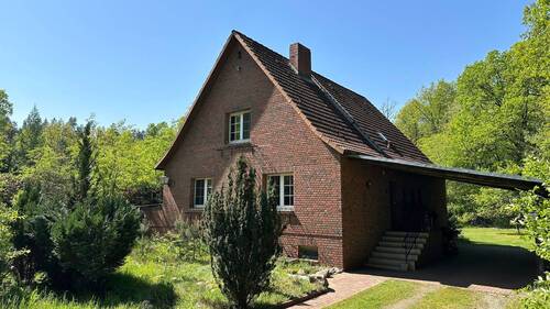  Hausansicht mit Carport und Treppe - 6 Zimmer Einfamilienhaus zum Kaufen in Höfer