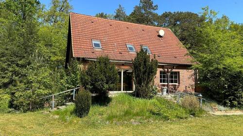 Terrassenseite mit Blick zum Teich - 