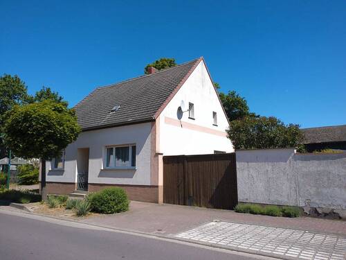 Straßenansicht - Familienidyll mit viel Nebengelass!