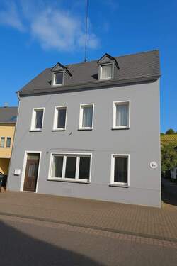 Nach Anstrich - Charmante, vollständig renovierte 2-Zimmer-Wohnung in bester Lage Olewigs