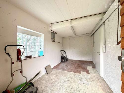 Vielseitig nutzbarer Nebenraum - ehemals Garage - mit Zugang von innen und außen - 