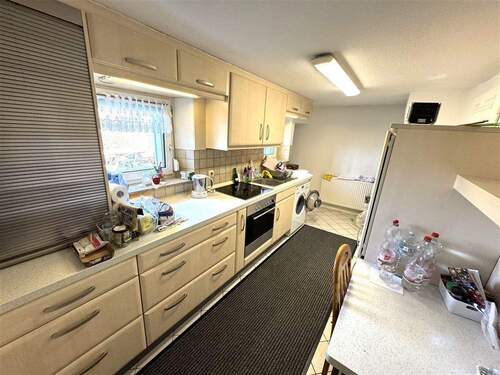 Küche mit Einbauküche und Waschmaschinenplatz - 