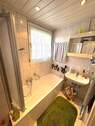 Bad mit Badewanne und Fenster - 