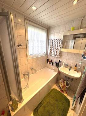 Bad mit Badewanne und Fenster - 