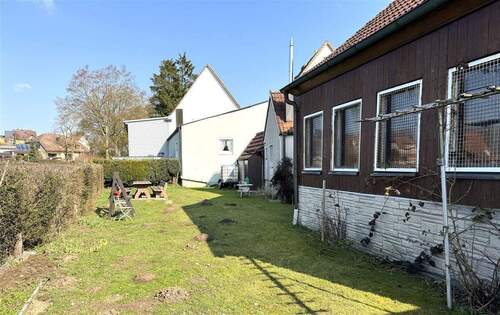 Garten hinter den Gebäuten - Westen - 