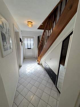 Flur in EG mit Blick zu Haustüre - 