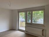 Wohnzimmer mit Balkon - 3 Zimmer Etagenwohnung in Nürnberg