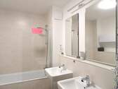Badezimmer mit Wannenbad, innenliegend - 