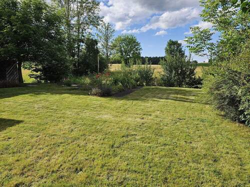 Garten vom rechten Durchgang - 7 Zimmer Einfamilienhaus in Neuhausen