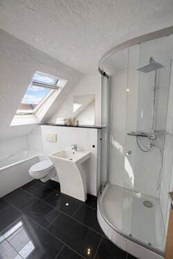 Badezimmer im Dachgeschoss - 
