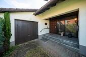 Garage und Hauseingang - 