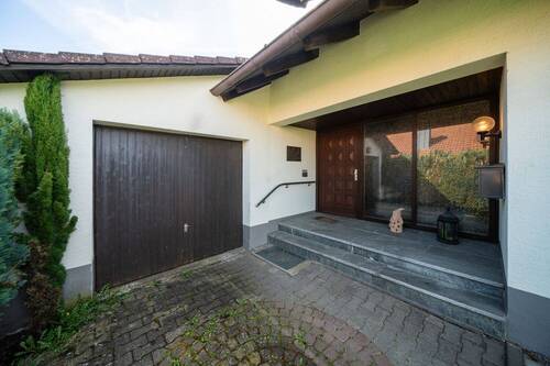 Garage und Hauseingang - 