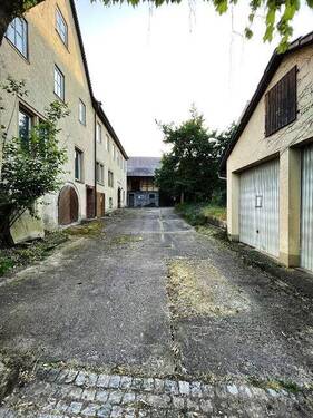Hofeinfahrt - Histor. Wohnhaus mit Nebengebäuden - ehem. landw. Anwesen
