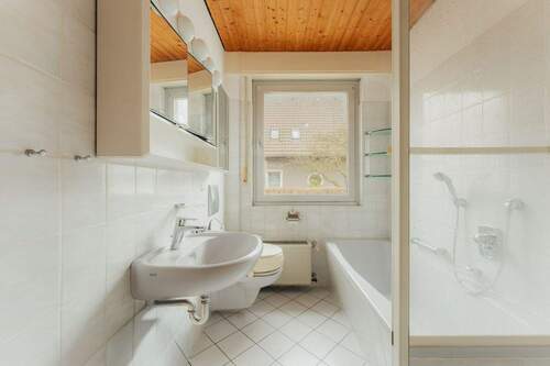 Badezimmer EG - Einfamilienhaus mit 158,80 m&sup2; in Köln zum Kaufen