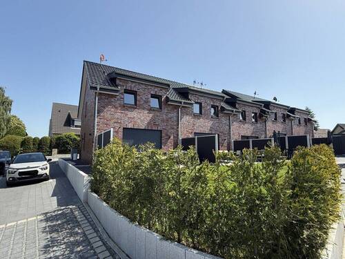 Strassenansicht - modernes Reihenmittelhaus in Stockelsdorf