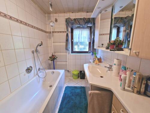Bad mit Wanne und Dusche - 