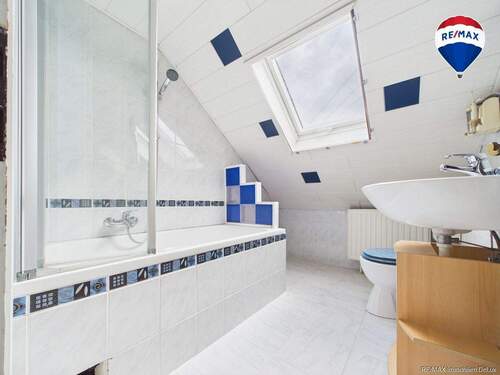 REMAX Immobilien DeLux Mehrfamilienhaus Badezimmer Saarbrücken Mark Borowicz - 