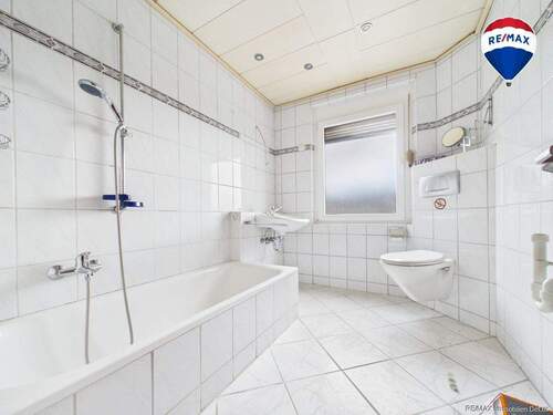 REMAX Immobilien DeLux Mehrfamilienhaus Badezimmer Saarbrücken Mark Borowicz - 